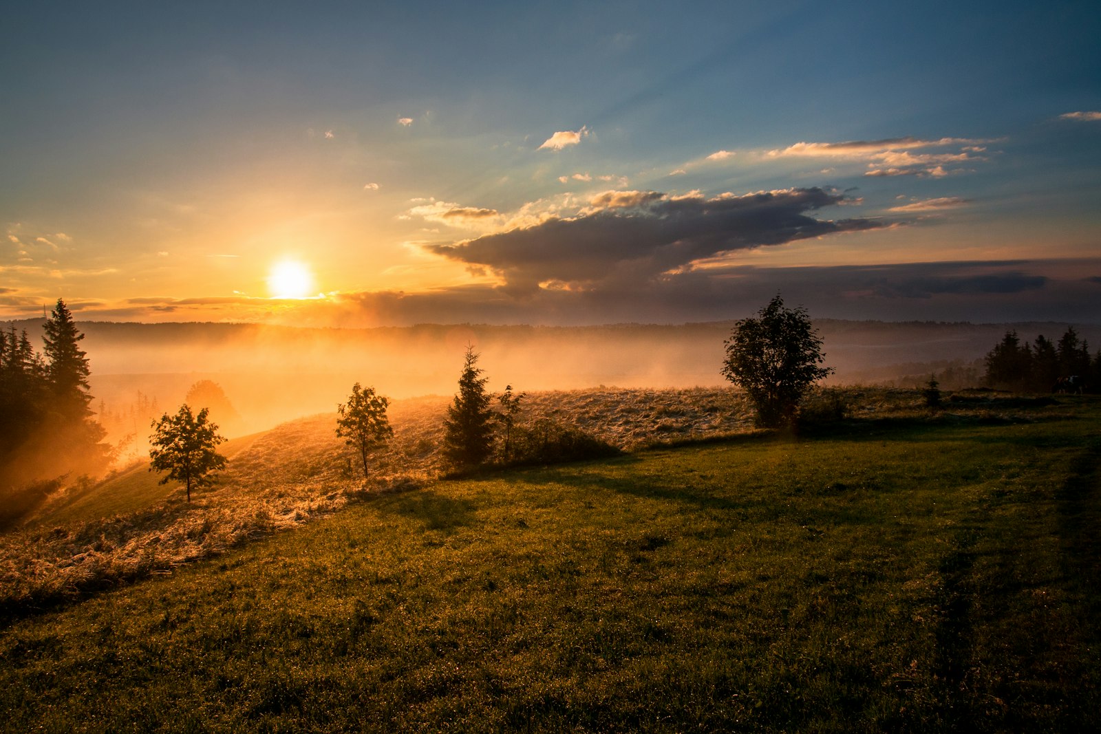 A calm sunrise over the horizon